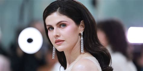 Alexandra Daddario Posed Buck Naked On Instagram, And Fans。